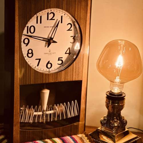 出售歐洲復古創意座枱燈，金屬座枱質料，非常重身，雕花亦非常精細，加配創意燈泡，...