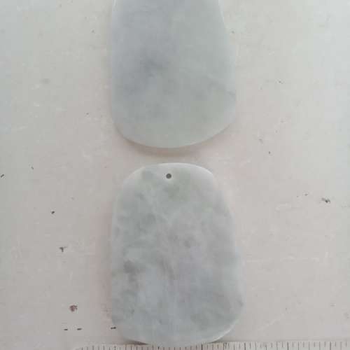 清理舊存貨，翡翠A玉福字牌吊咀，約兩吋略帶淺紫色調，兩個共售250元，單一個150元...