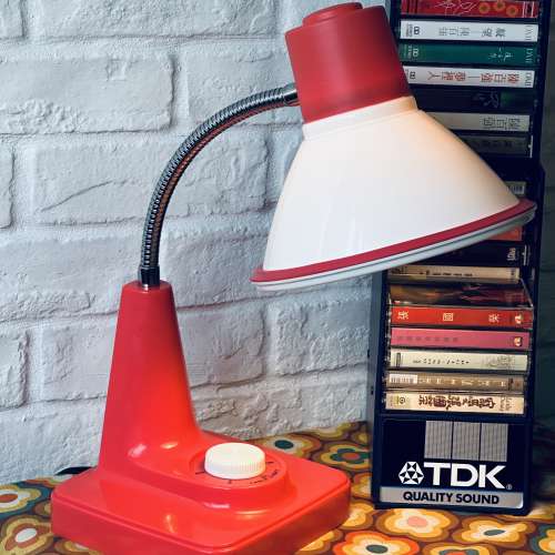 出售 昭和時期 vintage 日本小泉產業座枱燈一箋，全新庫存品,但燈座面右上有小花痕,...