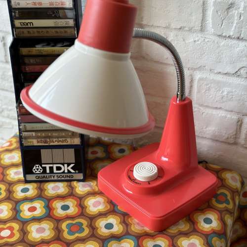 出售 昭和時期 vintage 日本小泉產業座枱燈一箋，全新庫存品,但燈座面右上有小花痕,...