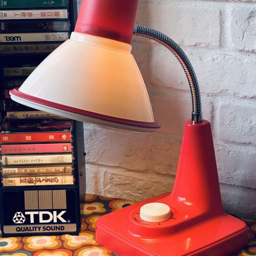 出售 昭和時期 vintage 日本小泉產業座枱燈一箋，全新庫存品,但燈座面右上有小花痕,...