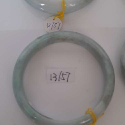 翡翠A玉手鈪，圓滑好水頭。每隻680元，兩隻八折，六隻七折。no.12.8.24