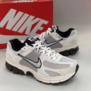 全新Nike Air Zoom Vomero 5 PHANTOM 低幫休閒跑步鞋 男女同款 銀米色