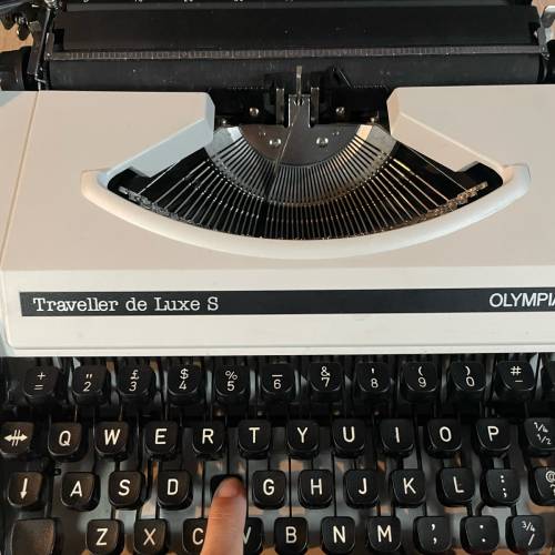 打字機olympia typewriter traveller de luxe s made in Korea