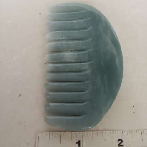 翡翠A玉，按摩梳，約3x2寸，厚度約12mm，好工圓滑好水頭。送禮自用佳品。no.B15.8.24