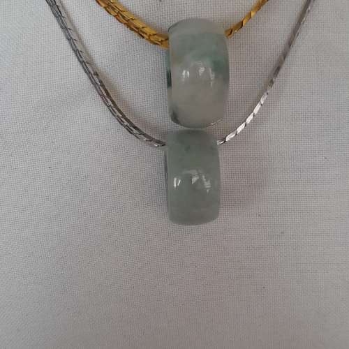 翡翠A玉戒指，闊度15mm 內徑21mm，圓滑好水頭，加送粗銅頸鏈16寸一條，可作一物二用...