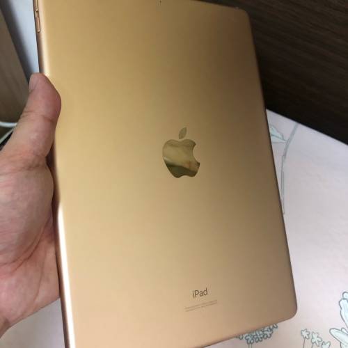 Rose gold - Full set 98%new iPad 7 128gb WiFi only one month warranty