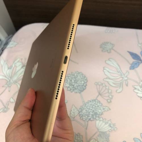 Rose gold - Full set 98%new iPad 7 128gb WiFi only one month warranty