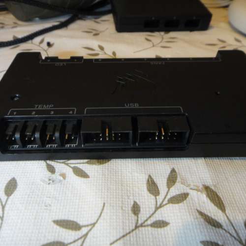 Corsair iCUE Commander PRO 智慧型 RGB 燈光和風扇速度控制器