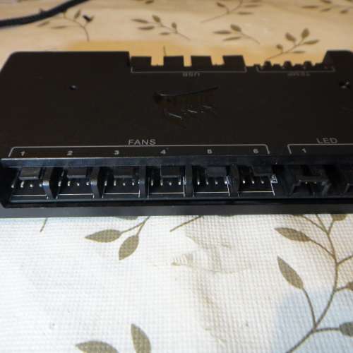 Corsair iCUE Commander PRO 智慧型 RGB 燈光和風扇速度控制器