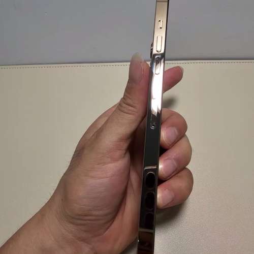 iPhone 13 Pro Max 256G  gold，使用原裝case 同貼mon貼