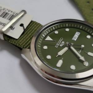 SEIKO ***全新品綠面*** SRPE65 5 Sports SKX Sports Style