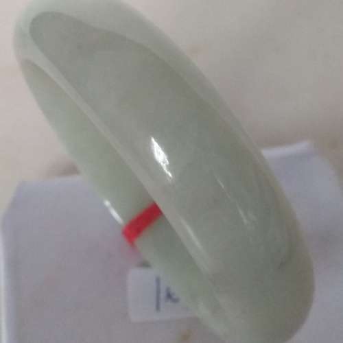 翡翠玉手鈪古舊存貨，圓滑好水頭，因有不易察覺小裂紋，原價1200元半價出售600元。...