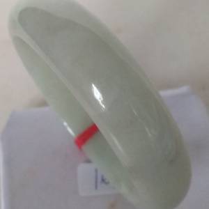 翡翠玉手鈪古舊存貨，圓滑好水頭，因有不易察覺小裂紋，原價1200元半價出售600元。...