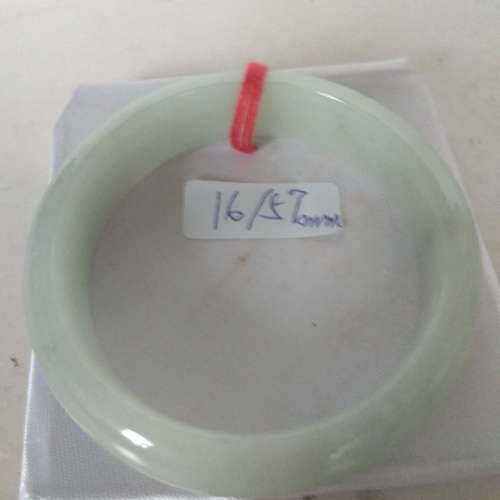 翡翠玉手鈪古舊存貨，圓滑好水頭，因有不易察覺小裂紋，原價1200元半價出售600元。...