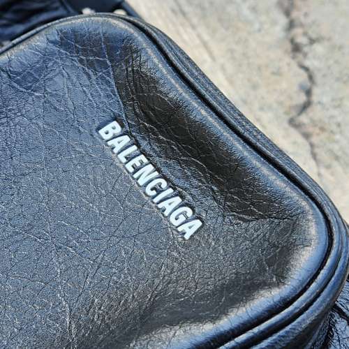 Balenciaga真皮大腰包