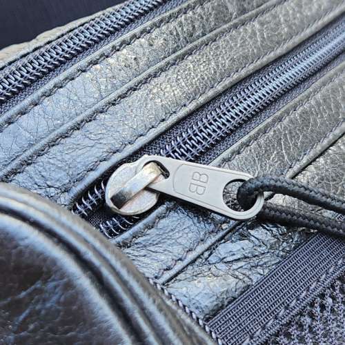 Balenciaga真皮大腰包