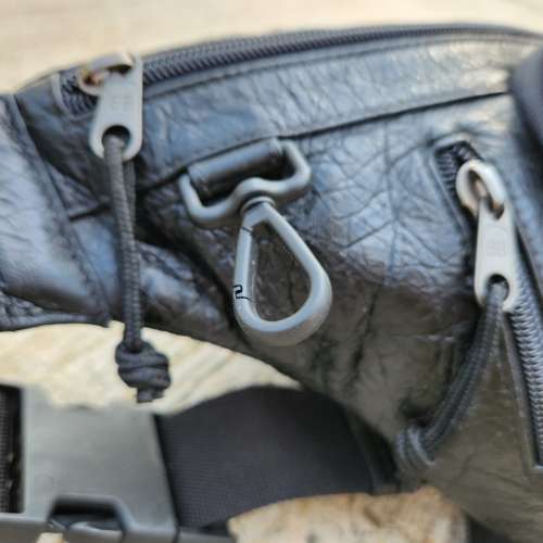 Balenciaga真皮大腰包