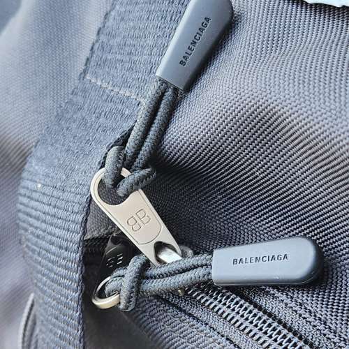 Balenciaga尼龍運動袋