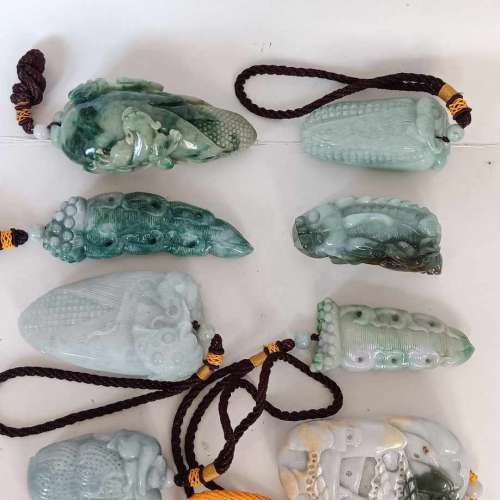 翡翠A玉手把件，貔貅/人蔘果/花生/粟米/風景等，長約3至4吋，原價每件1200元清貨現...