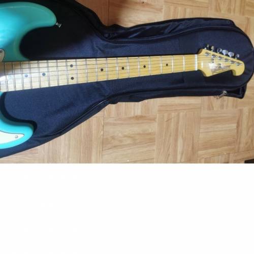 電結他急放中學生開學唔夠錢買書 求有好心人收留結他急放 電子結他