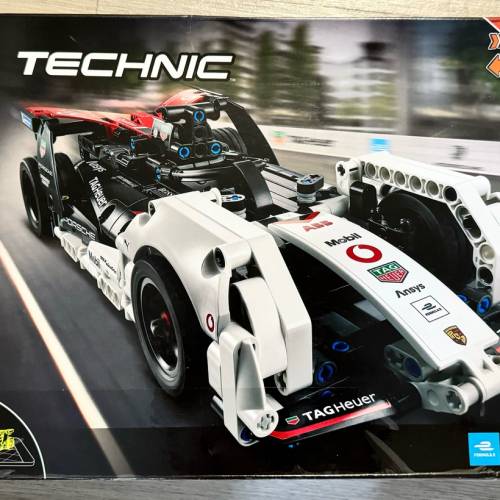 全新 LEGO 42137 Formula E Porsche 99X Electric (殘盒)