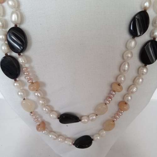 淡水珍珠頸鏈長約56吋，配上瑪瑙等天然石，名貴大方，可作兩到三行佩戴。原價680元...
