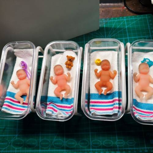 四個嬰兒加四個醫院床