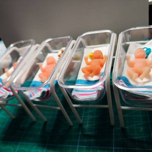 四個嬰兒加四個醫院床