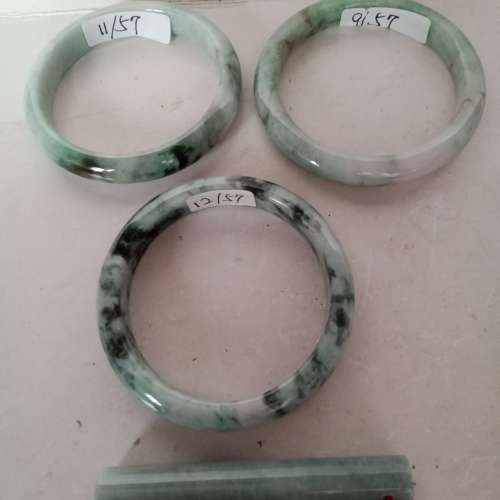 翡翠A玉手鈪，白底青/花青，內徑57mm。每只900元。買二送一隻，即三隻共售1800元。...