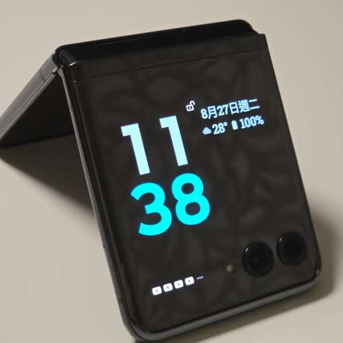MOTO razr 40 ultra 5G 12+512GB 黑色 有保養,行貨   99 % 新 保養期至 2025 年 6 月
