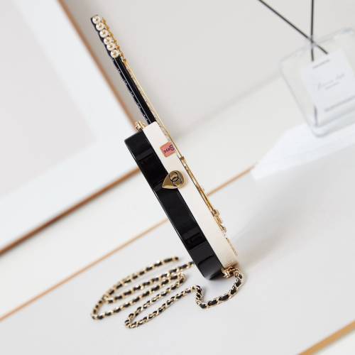 24A 吉他造型装饰链条 钻石仿珍珠树脂 单肩斜挎化妆包 女款 白色拼黑色