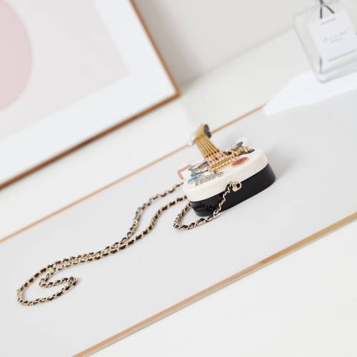 24A 吉他造型装饰链条 钻石仿珍珠树脂 单肩斜挎化妆包 女款 白色拼黑色