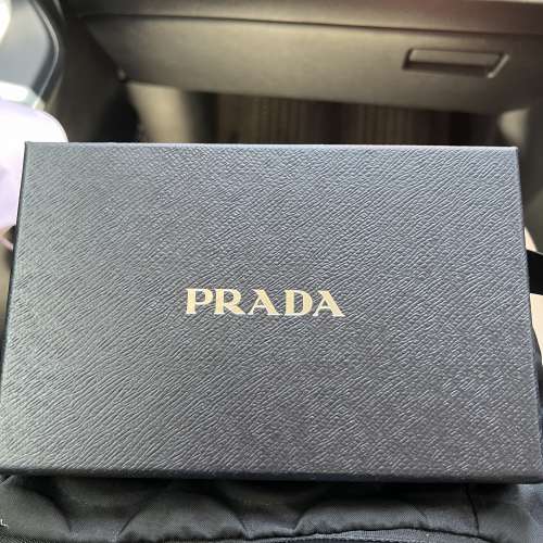 Prada 全新長銀包