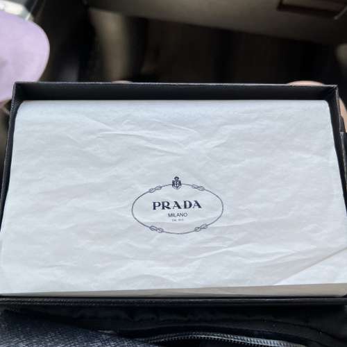 Prada 全新長銀包