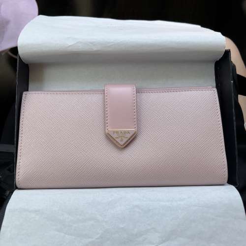Prada 全新長銀包