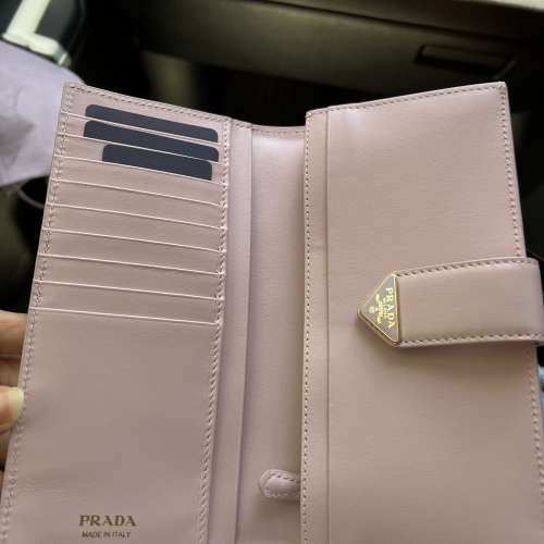 Prada 全新長銀包