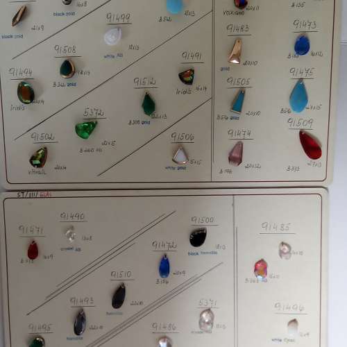 一手三塊德國玻璃吊墜如照片顯示，收藏多年出讓。合作diy用途。三塊全部共售300元...