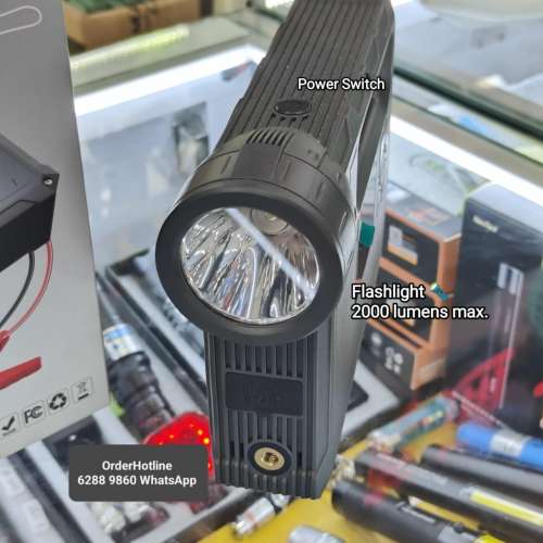 Jump Starter 超級救車寶 for Vehicles (Multifunctional). 撻車器+充電寶+強光電筒...