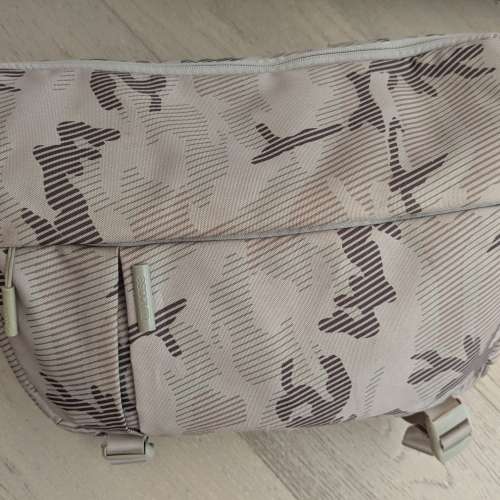 INCASE 迷彩單肩相機背包