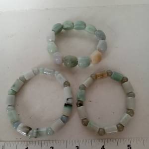一手三條翡翠A玉珠手串，有色圓滑好水頭，清貨價共售500元，單一條300元。no.B6.8.24
