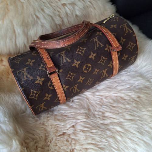 LV手袋 27x13 cm，手帶有污漬