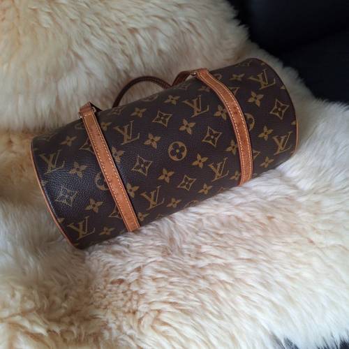 LV手袋 27x13 cm，手帶有污漬