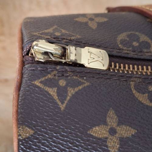 LV手袋 27x13 cm，手帶有污漬