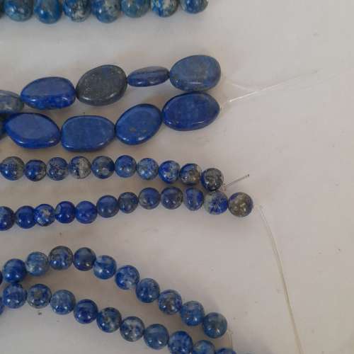 一手六條天然青金寶石珠串，長約十六吋，共售六百元單一條一百六十元，可作頸鏈/手...
