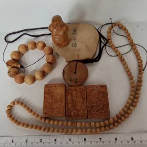 清理存貨，一手8件崖柏吊墜，手串，念珠，擺件等如照片顯示，共售200元。崖柏有獨特...