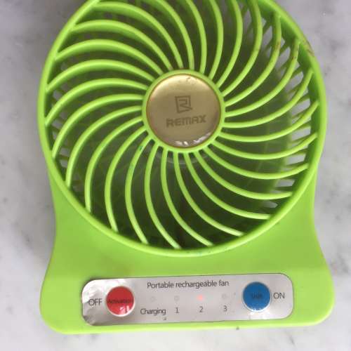 $20 手提電動風扇 有三個風速 有電燈 包送 USB 充電線 + 18650 3.7V 電池 - 12