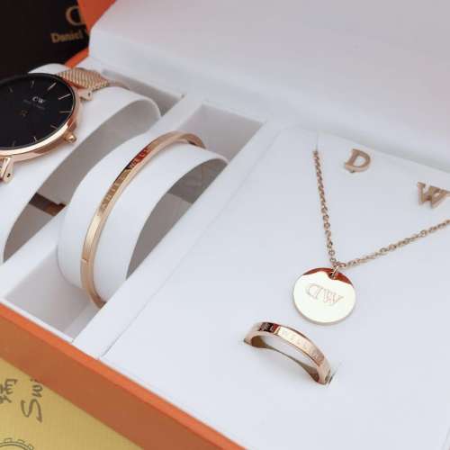 丹尼爾惠靈頓（Daniel Wellington）classic 五件套,套裝包括簡約時尚石英錶 Dw手鐲...