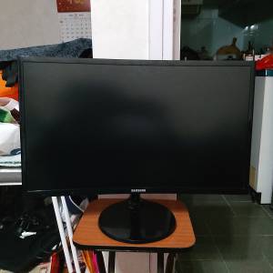 Samsung 24” LED 曲Monitor