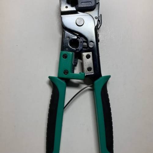 台灣製造專業型多功能8吋網線鉗。85-90 ％新，清屋平售給有需要人士。